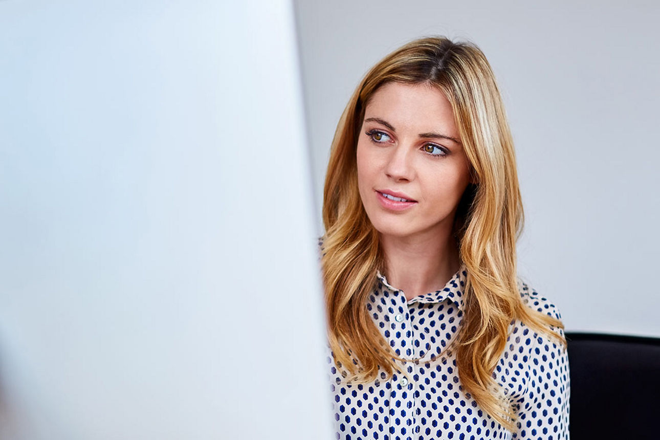 Eine Frau schaut auf einen Computer-Bildschirm