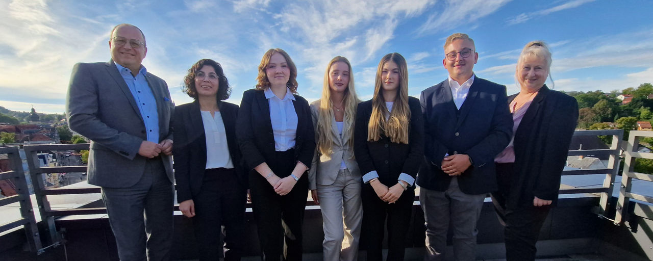 Gruppenbild der neuen Auszubildenden der VR-Bank Coburg 2025