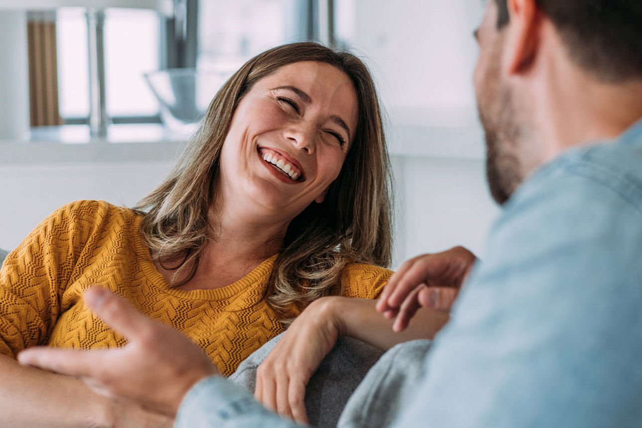 Mann und Frau unterhalten sich lachend