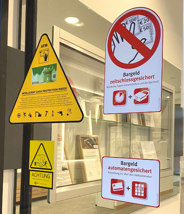 Sicherheitshinweise für den Bargeldabzug am Automaten.