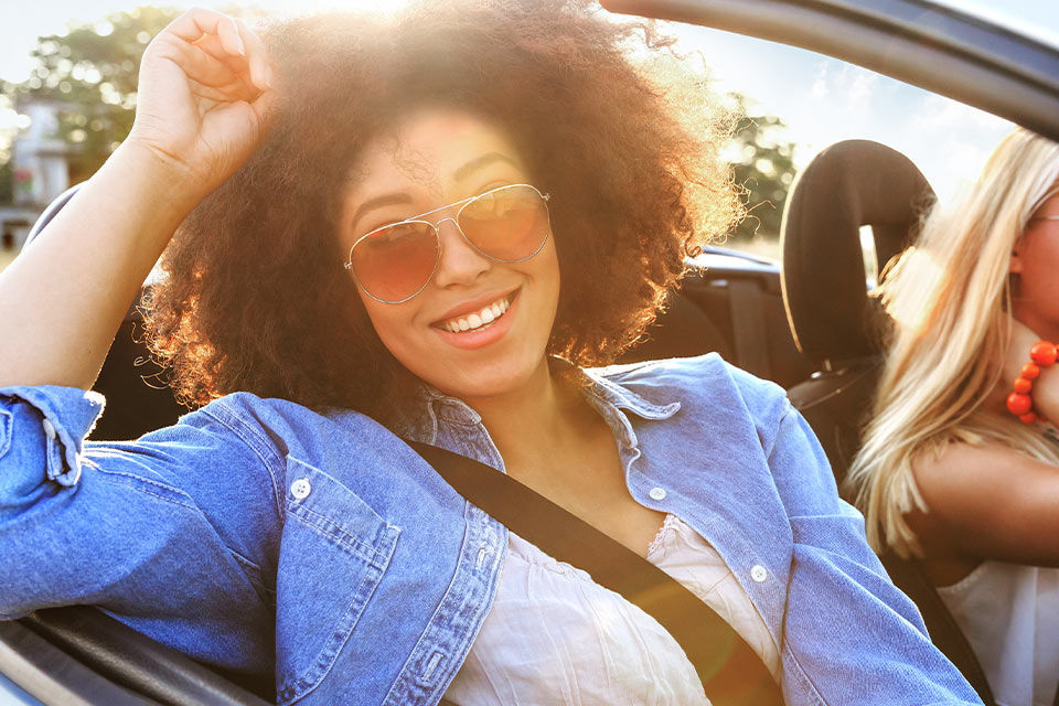 Zwei Frauen in einem Cabrio