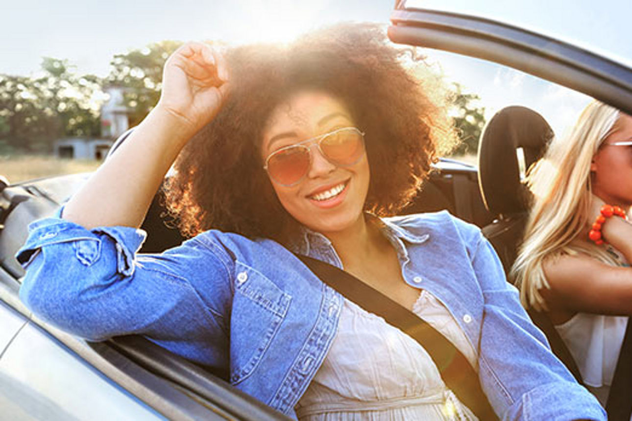 Zwei Frauen in einem Cabrio