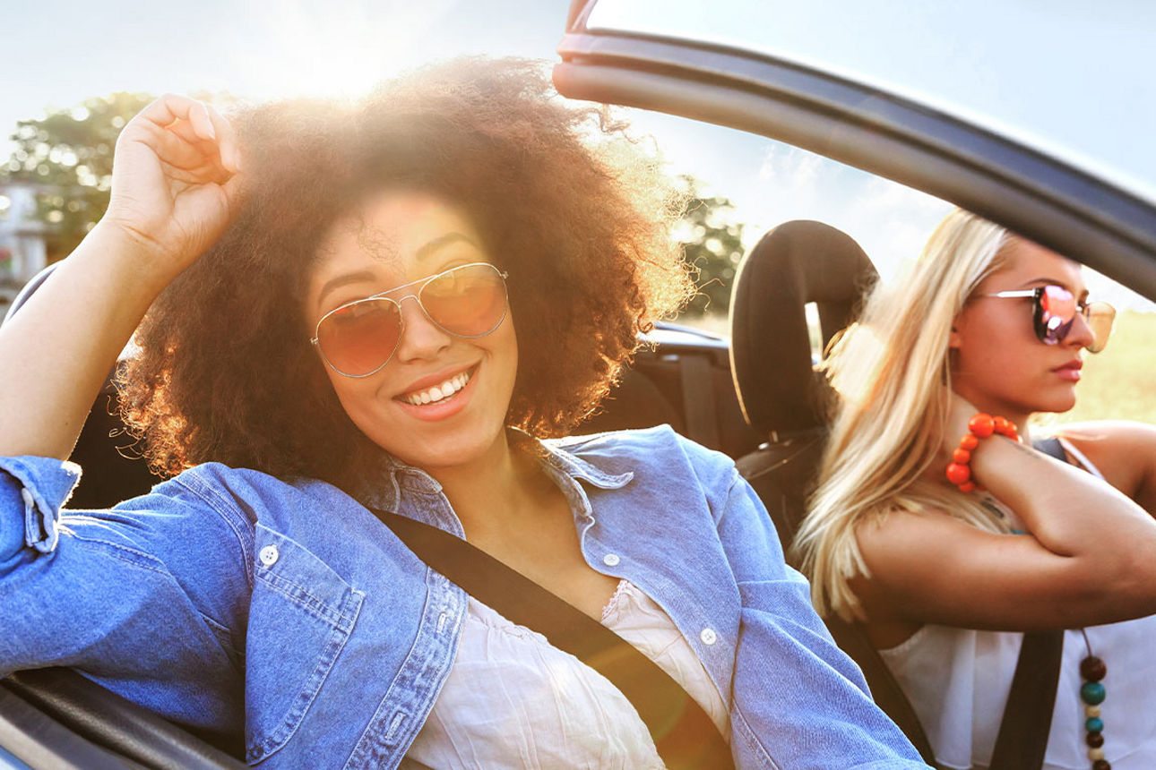 Zwei Frauen fahren in einem Cabriolet