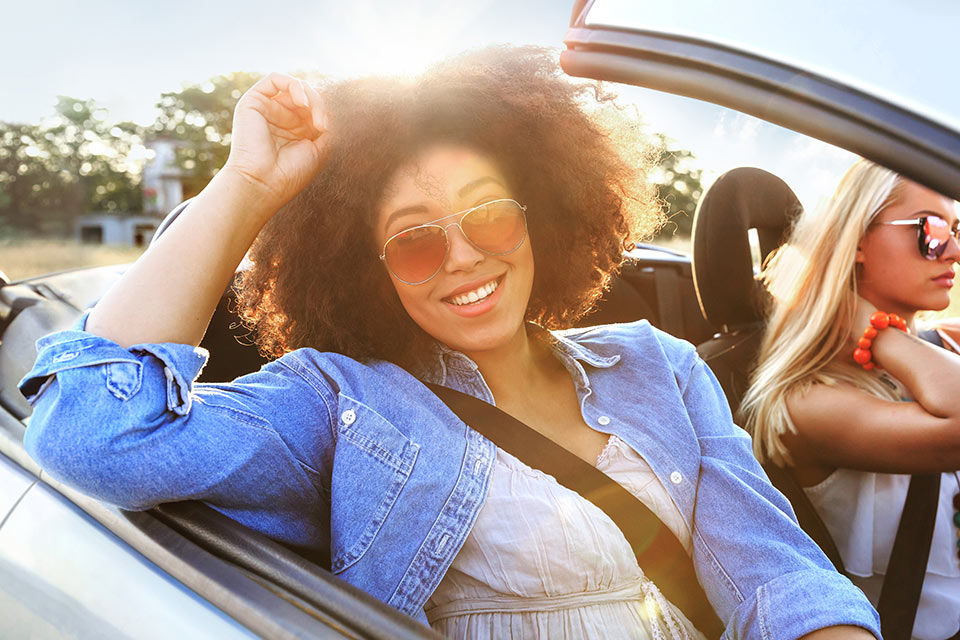 Zwei Frauen im Cabrio