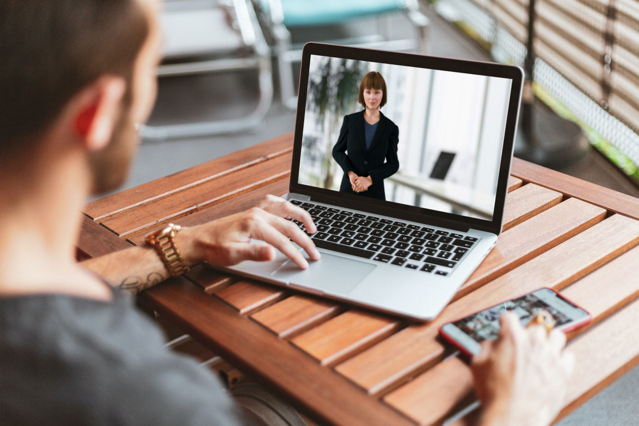 Ein Mann führt den Riester-Check am Laptop durch