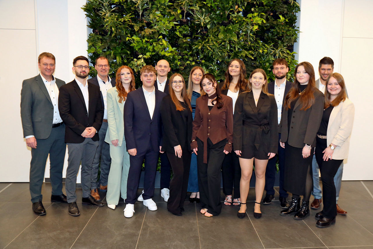 Die Volksbank Rhein-Lippe eG freut sich über den erfolgreichen Abschluss ihres Ausbildungsjahrgangs 2023