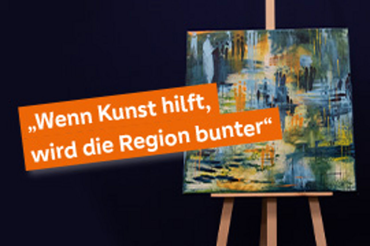 Ein Bild der Kunstauktion auf einer Staffelei vor einem schwarzen Hintergrund. Im Vordergrund steht der Slogan "Wenn Kunst hilft, wird die Region bunter".