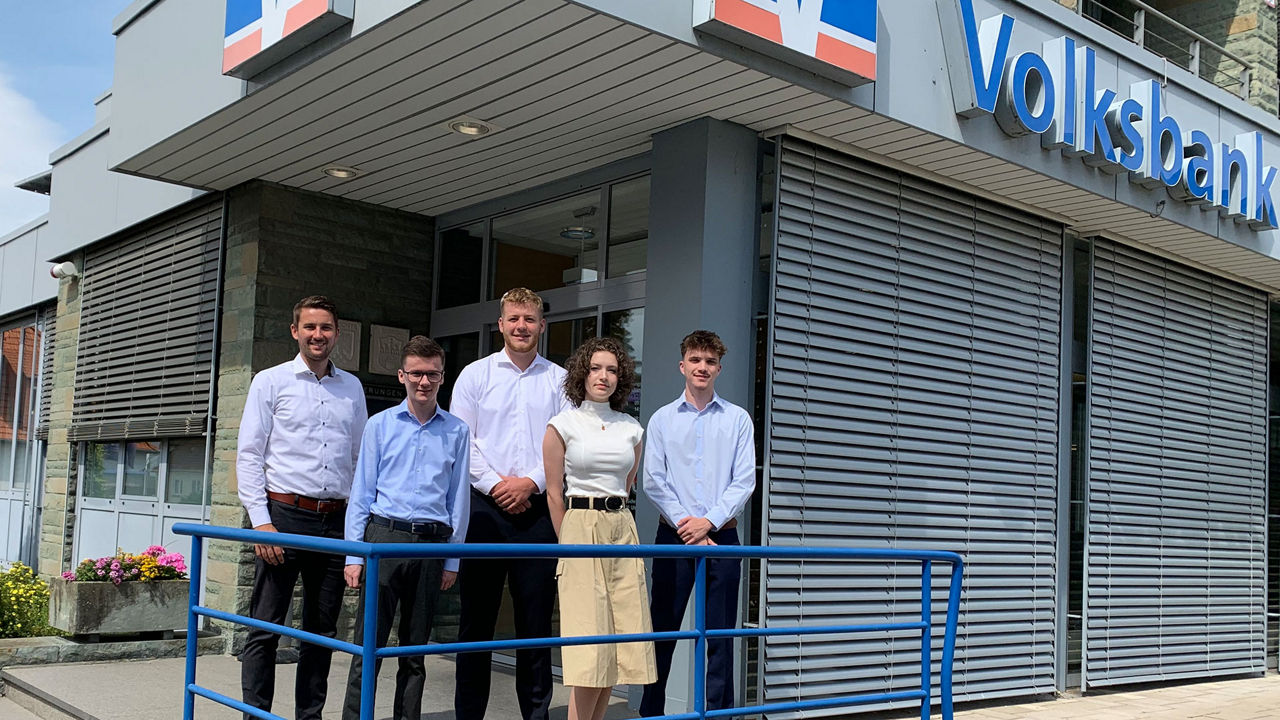 Foto von links: Ausbildungsleiter Frederik Gerken, Jonas Oberschelp, Tom Wendrich, Ayleen Kraus und Leon Eisenbart