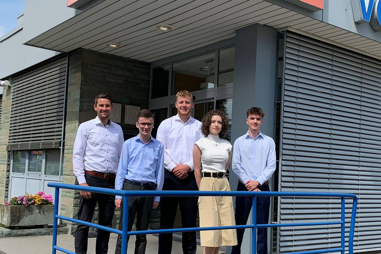 Foto von links: Ausbildungsleiter Frederik Gerken, Jonas Oberschelp, Tom Wendrich, Ayleen Kraus und Leon Eisenbart