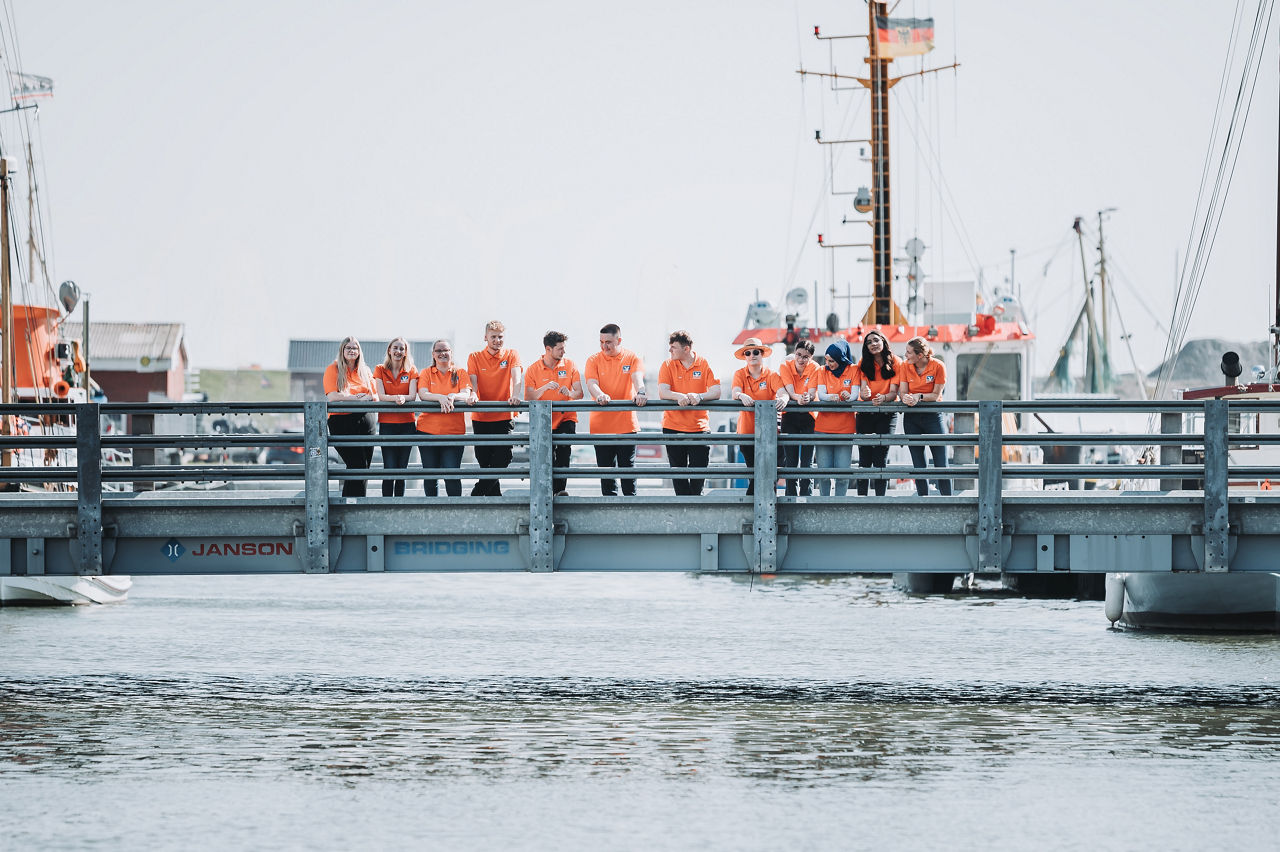 Die Auszubildenden der DVRB stehen auf einer Brücke