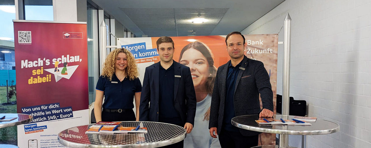 Julia Gärtner, Marius Abendroth und Christian Krines an unserem Stand bei der Ausbildungsmesse am Gymnasium Haßfurt