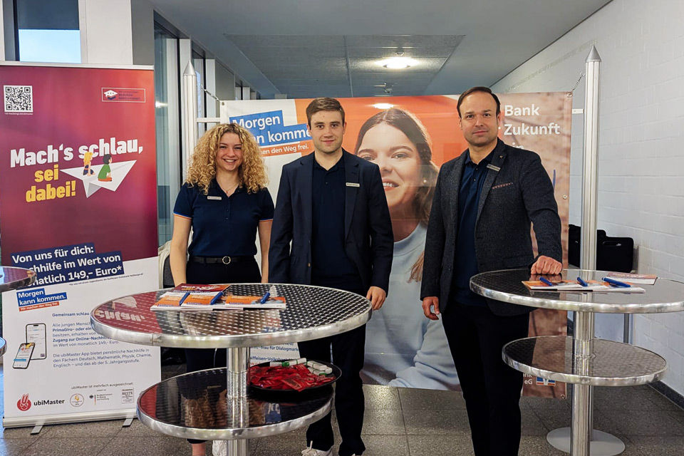 Julia Gärtner, Marius Abendroth und Christian Krines an unserem Stand bei der Ausbildungsmesse am Gymnasium Haßfurt