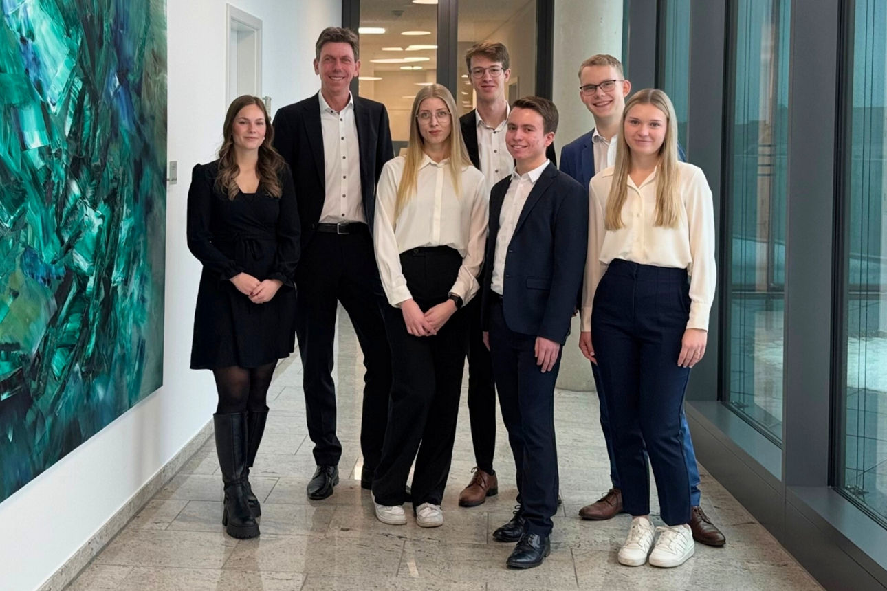 Gruppenfoto Auszubilende mit Ausbildungsleiterin und Vorstand