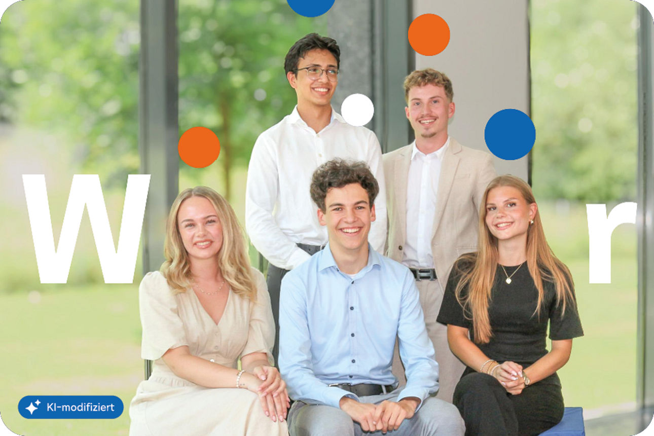 Gruppenfoto von fünf Auszubildenden in einem modernen Bürogebäude.