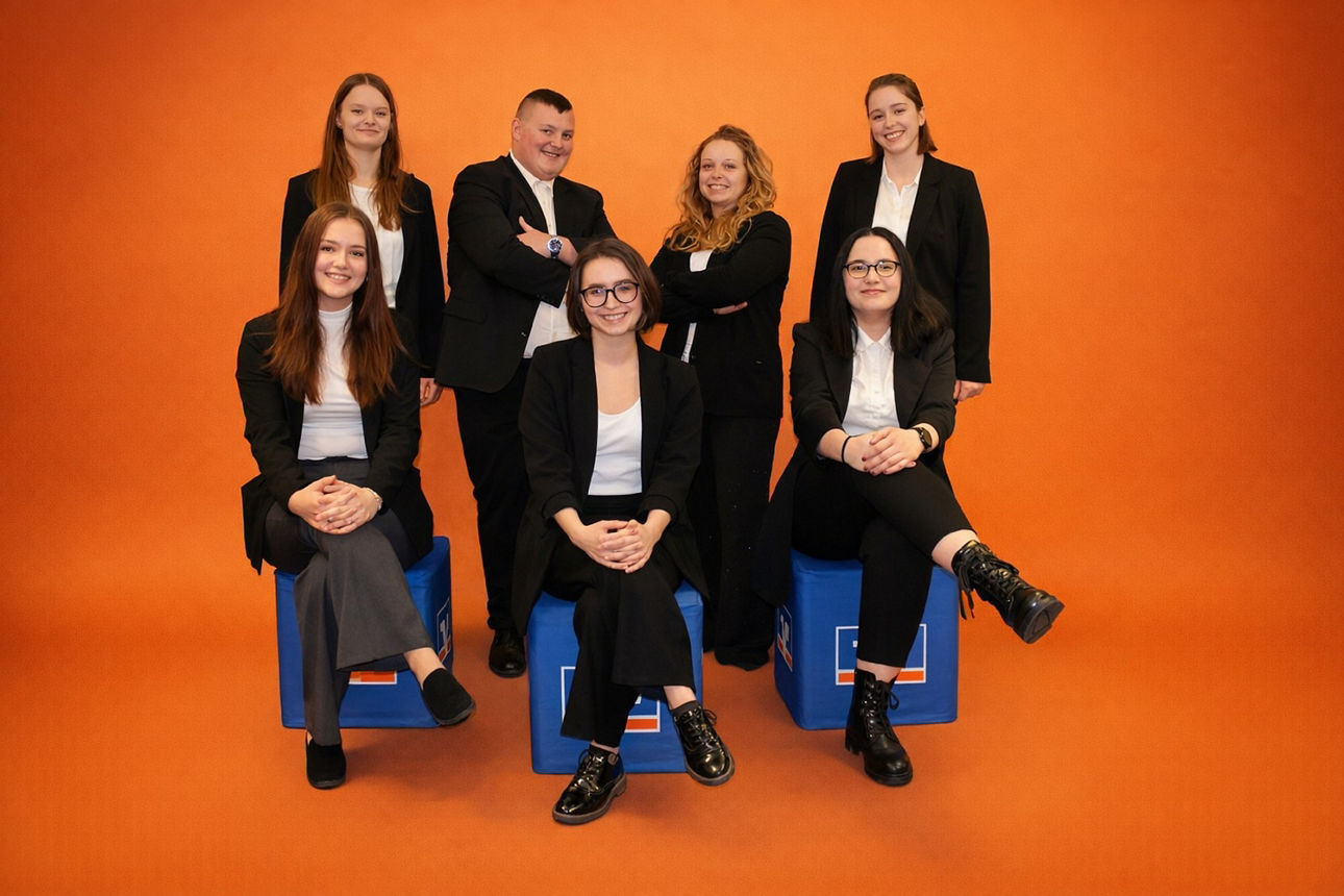 Sieben Azubis posieren für ein Gruppenbild