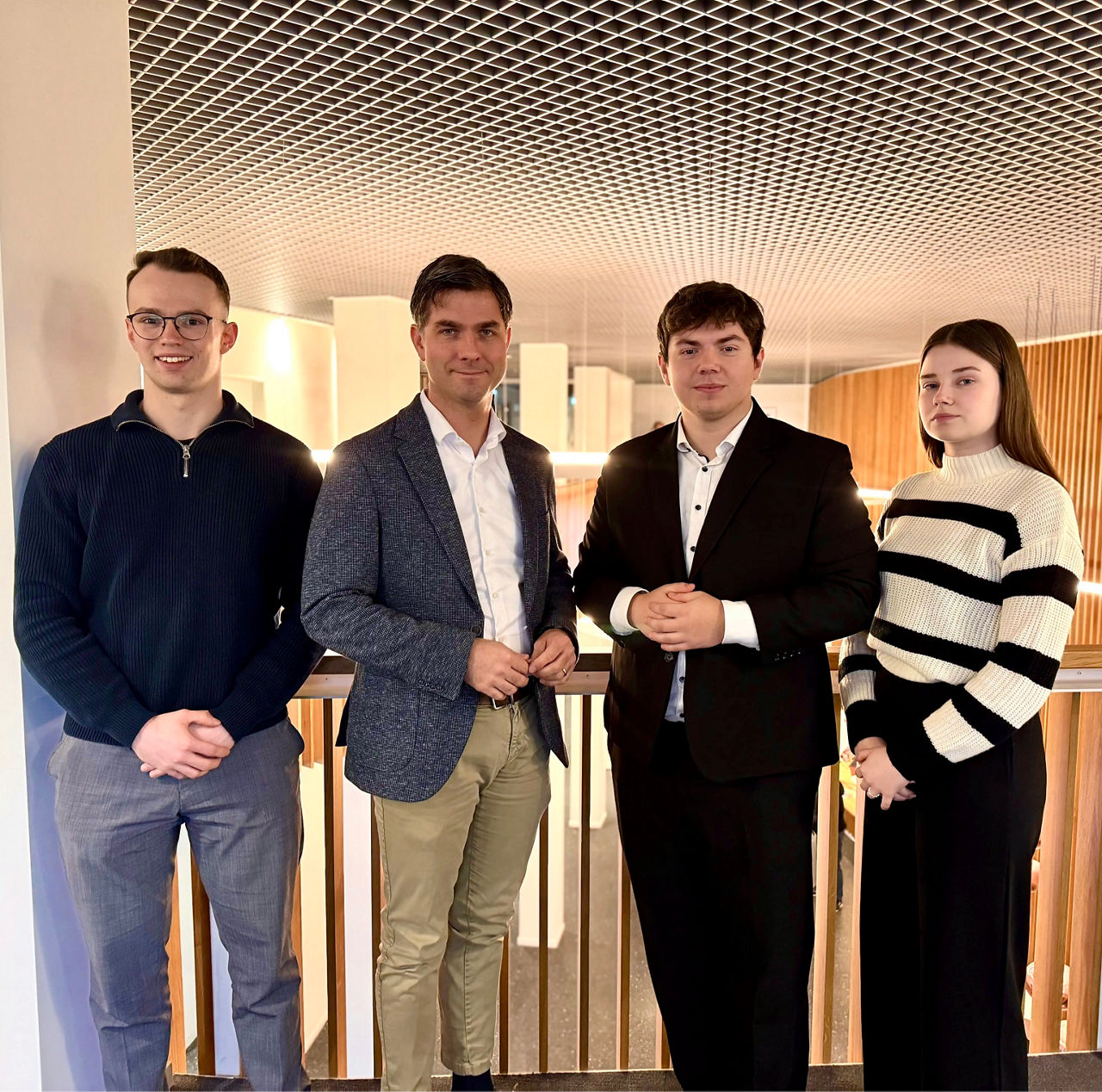Unsere Azubis gemeinsam mit Bundestagsabgeordnetem für den Kreis Steinburg Mark Helfrich