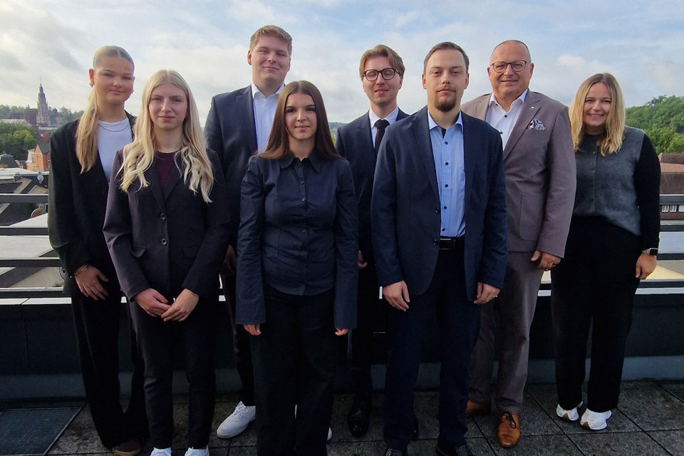 Gruppenbild der neuen Auszubildenden der VR-Bank Coburg
