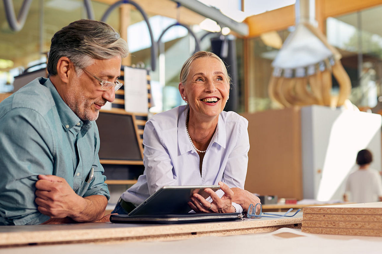 Mann und Frau gemeinsam an einem Computer