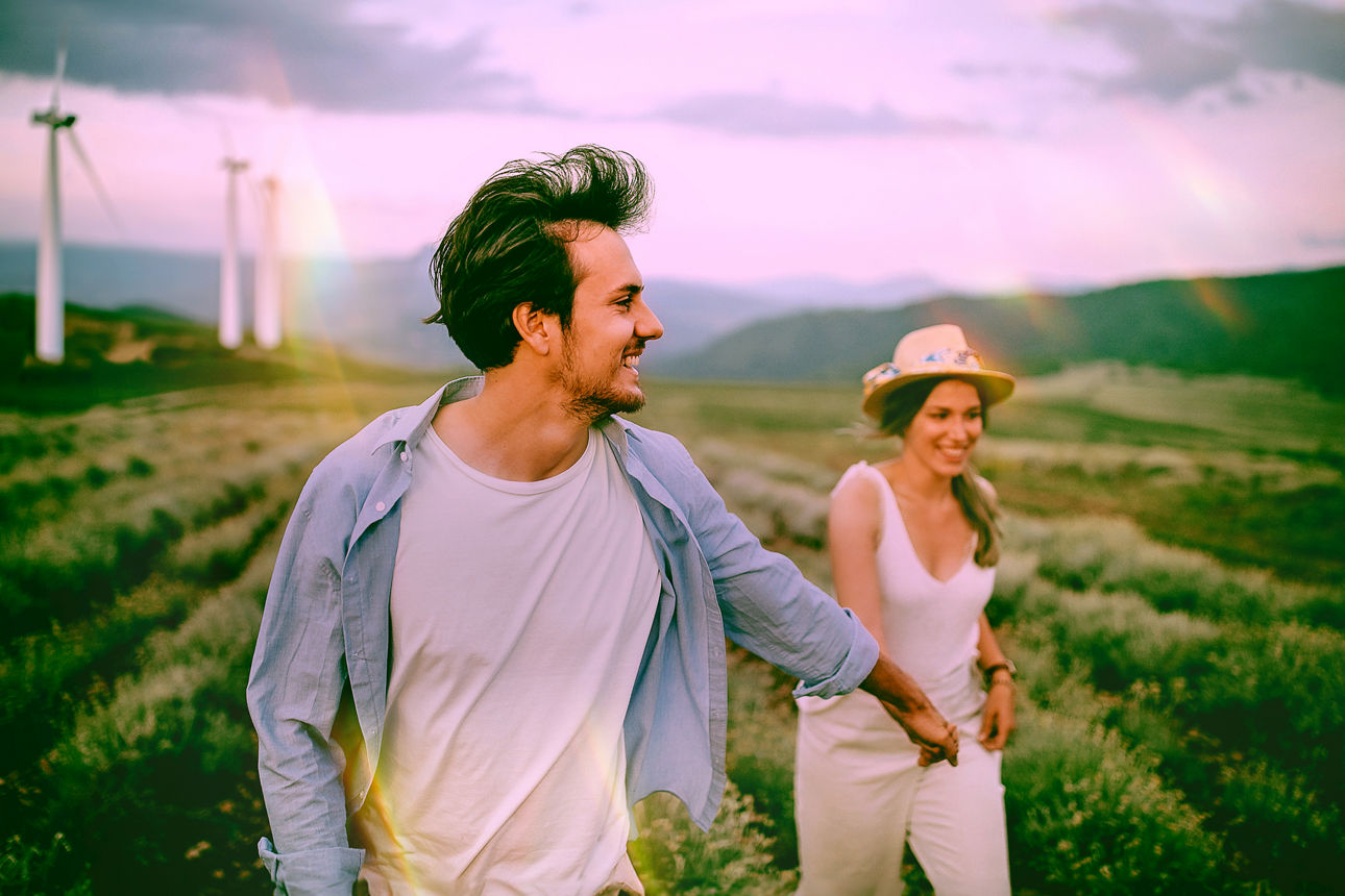 Paar genießt seinen Moment auf der Wiese.