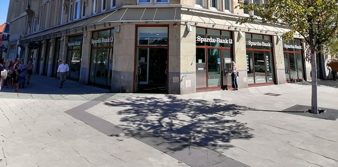 Frontansicht auf eine Sparda-Bank Filiale
