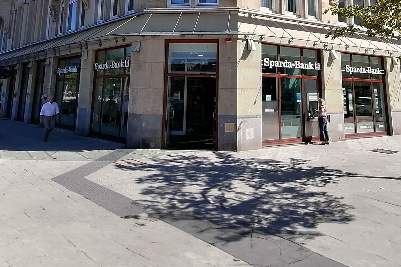 Frontansicht auf eine Sparda-Bank Filiale