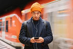 Ein Mann blickt in sein Smartphone