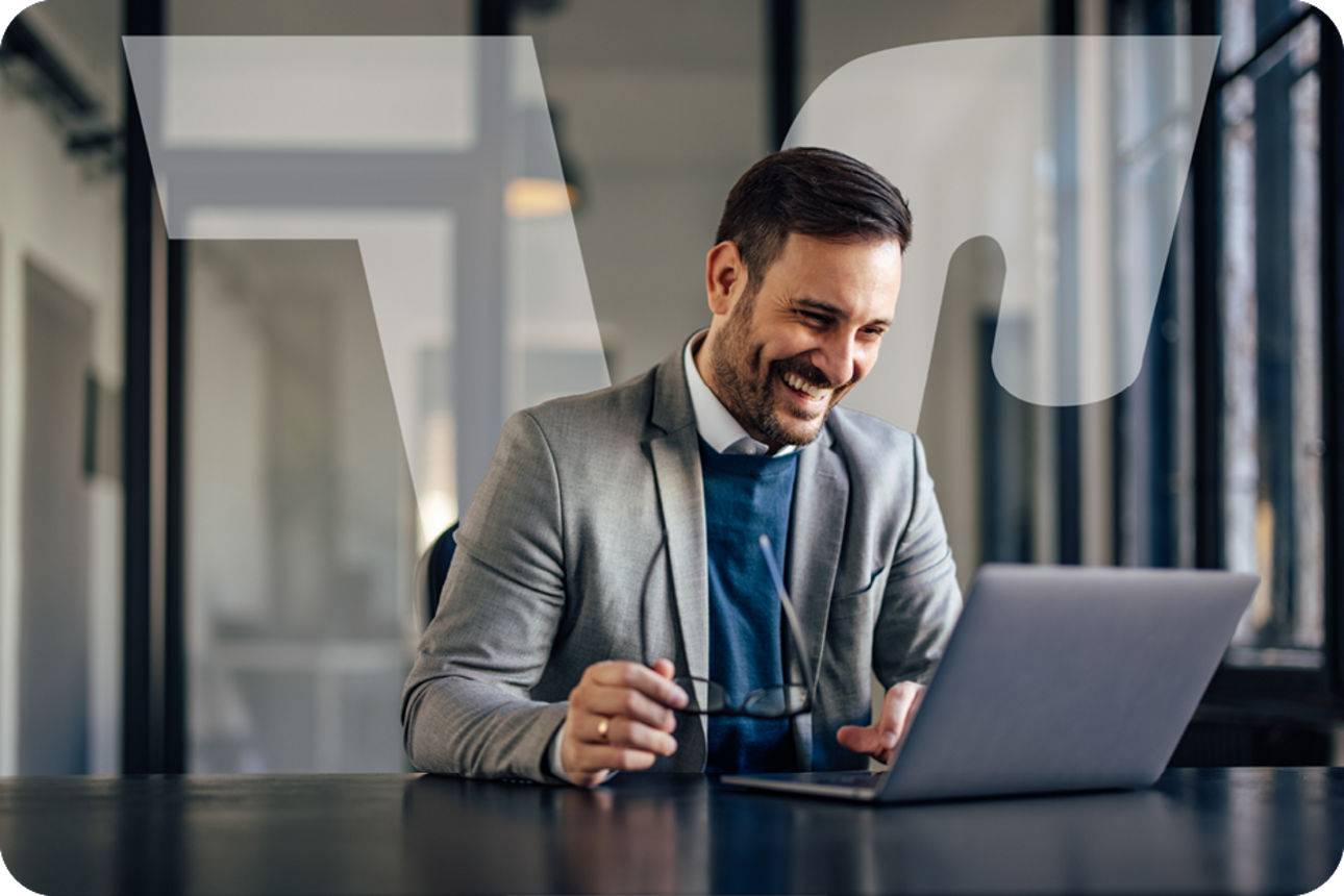 Person sitzt im Büro und arbeitet mit dem Laptop
