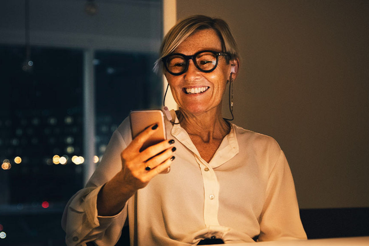 frau  mit handy