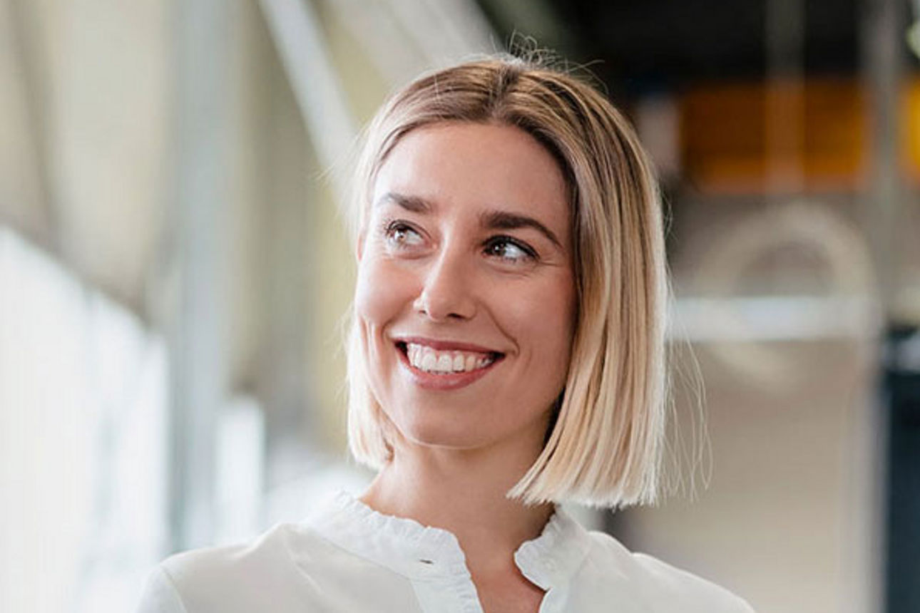 Zahlungsverkehr zu Vorzugskonditionen - Frau guckt nach links und lächelt