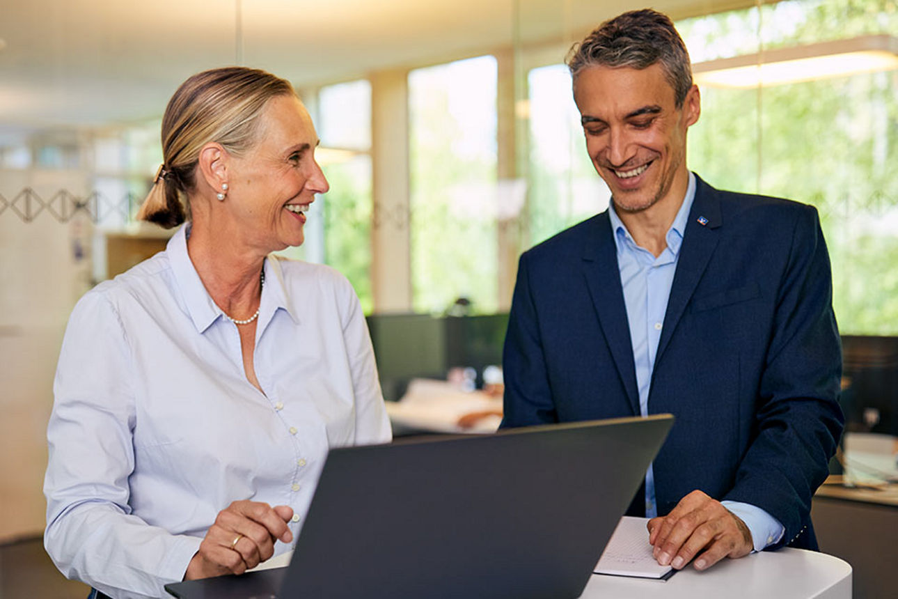 Mann und Frau arbeiten am Computer