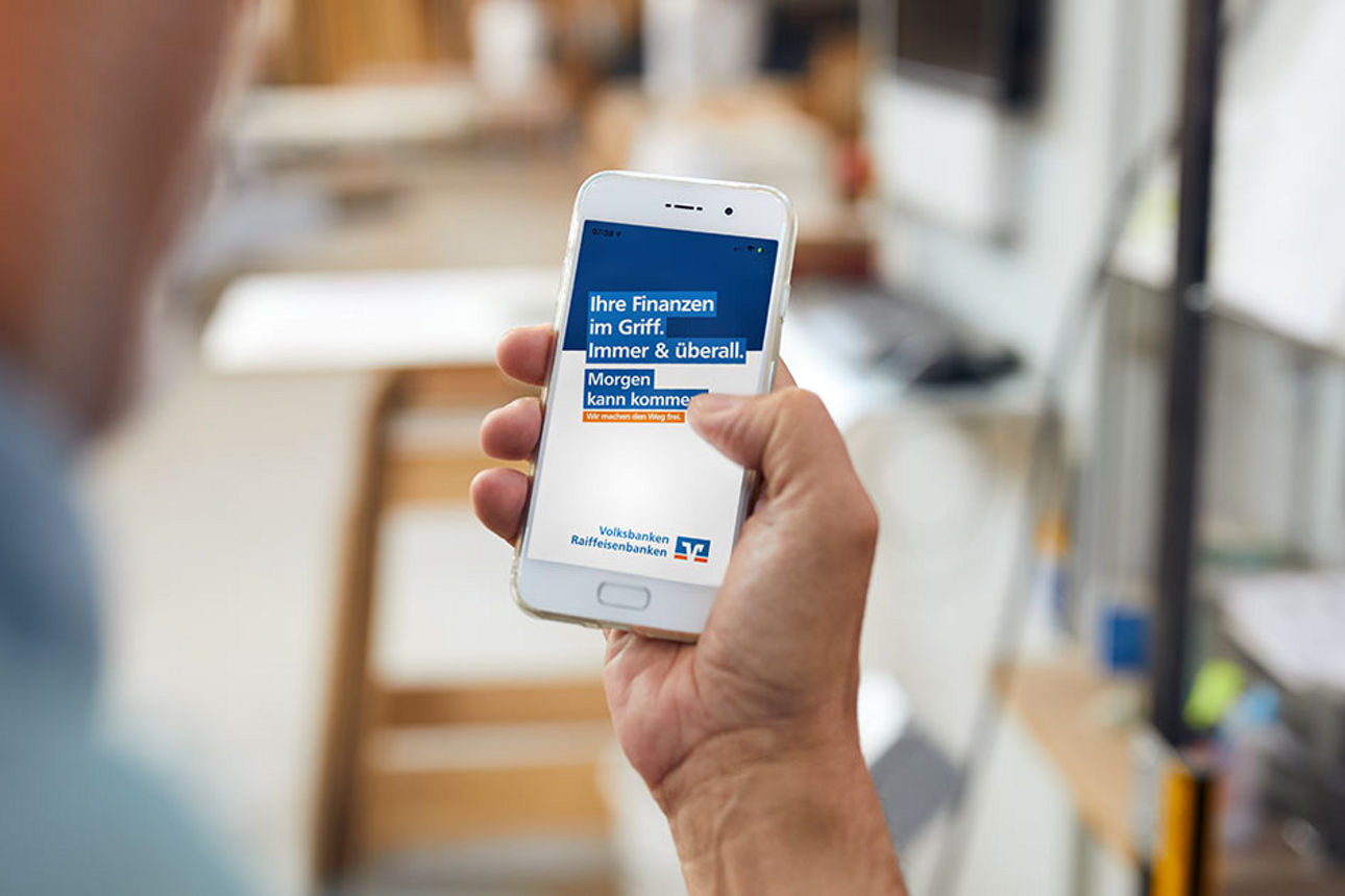 Mann mit Handy in der Hand