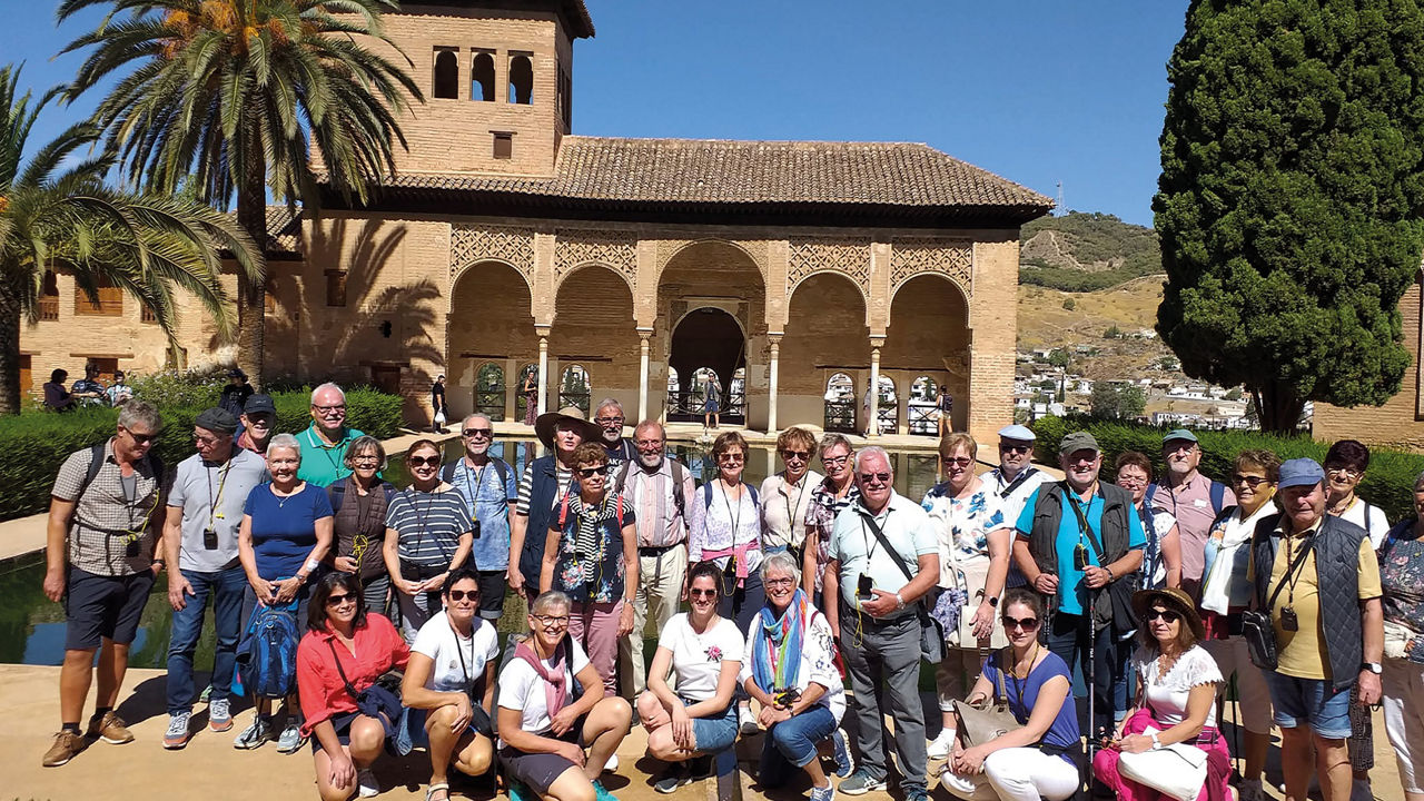 Gruppenfoto der Reiseteilnehmer vor der Alhambra, einer ehemaligen Moschee