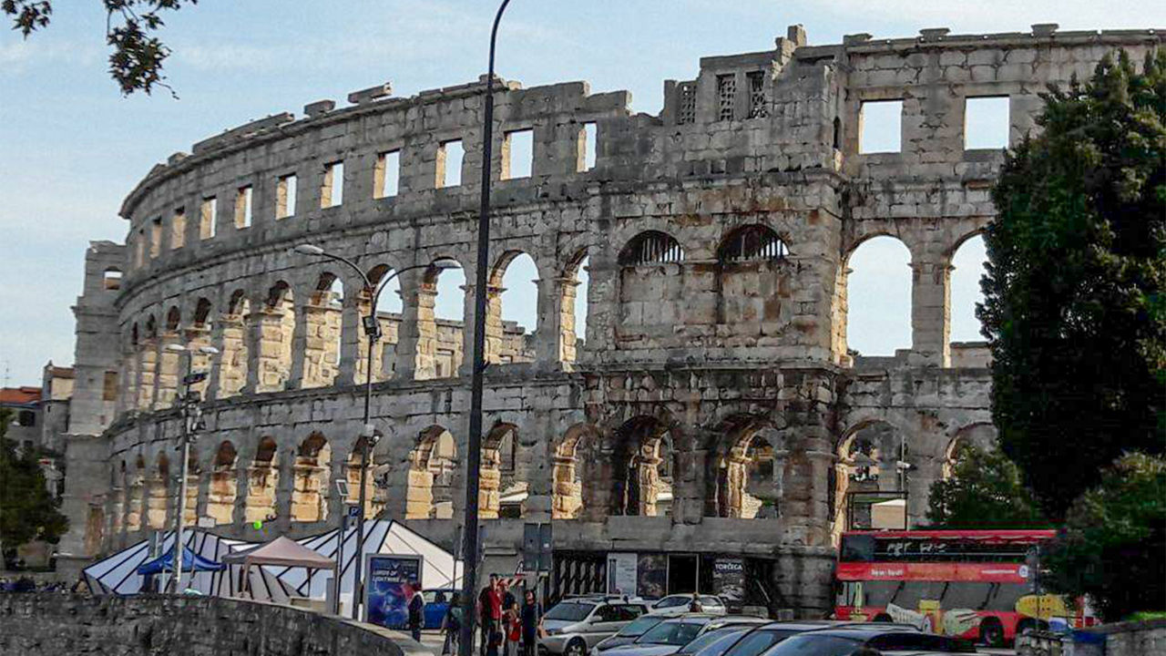Ruinen eines antiken Amphi-Theaters in der lebhaften Stadt Pula