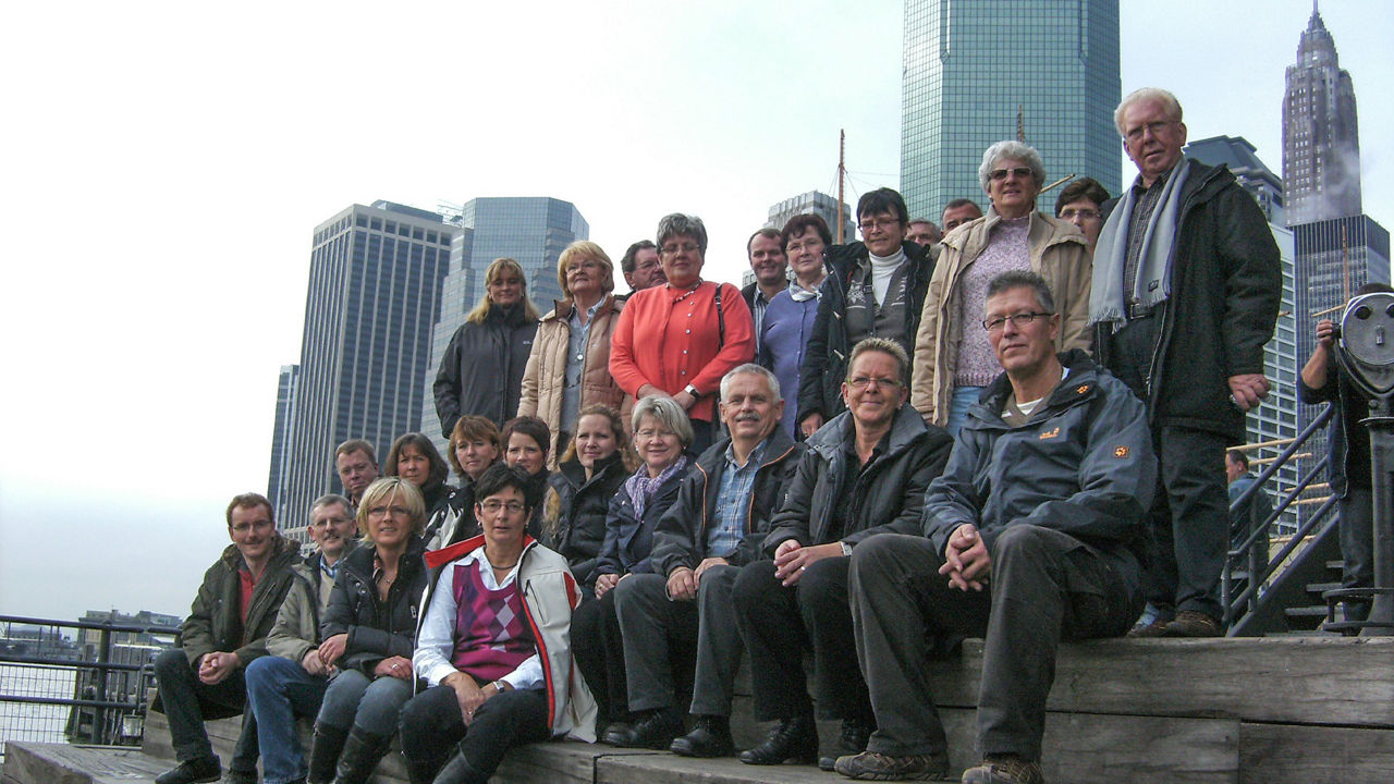 Gruppenfoto am Hudson-River vor der Skyline von New York mit Hochhäusern