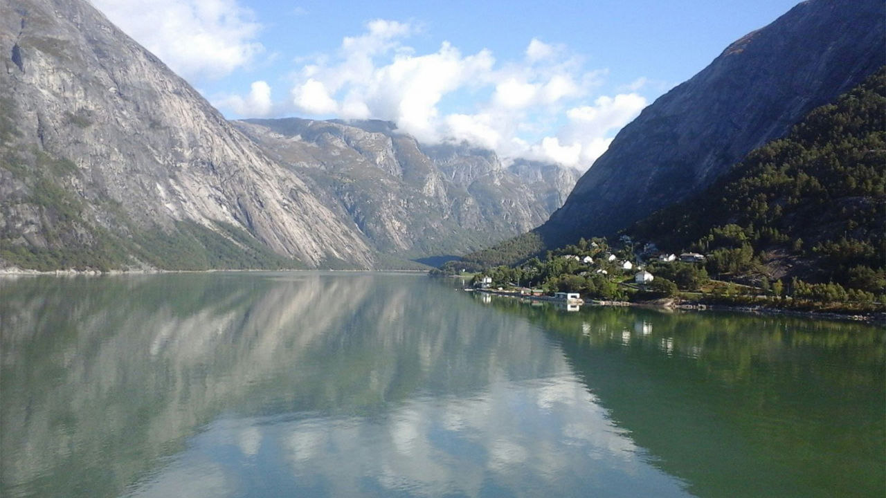 Fjord (Meeresarm) in Norwegen, begrenzt von kahlen Bergen, die sich im Wasser spiegeln