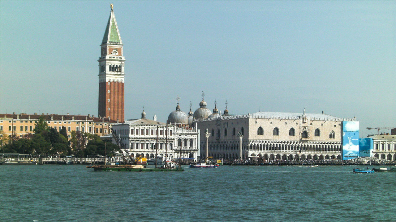 Skyline von Venedig mit Kirchturm und Markus-Basilika im Hintergrund