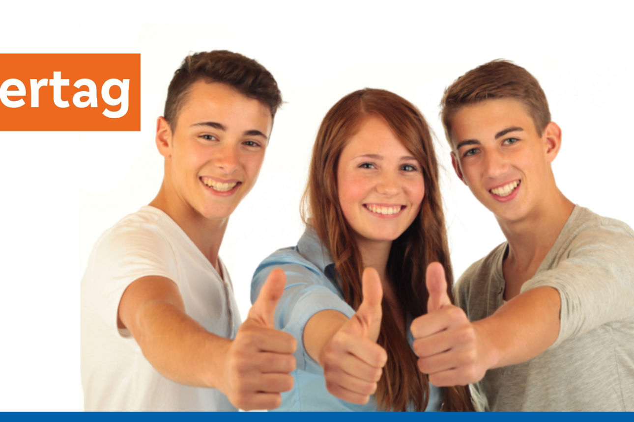 Drei Jungendliche halten den Daumen hoch