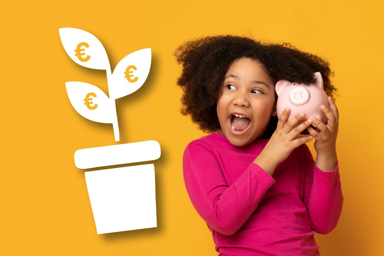 Lachendes Mädchen hält sich Sparschwein ans Ohr