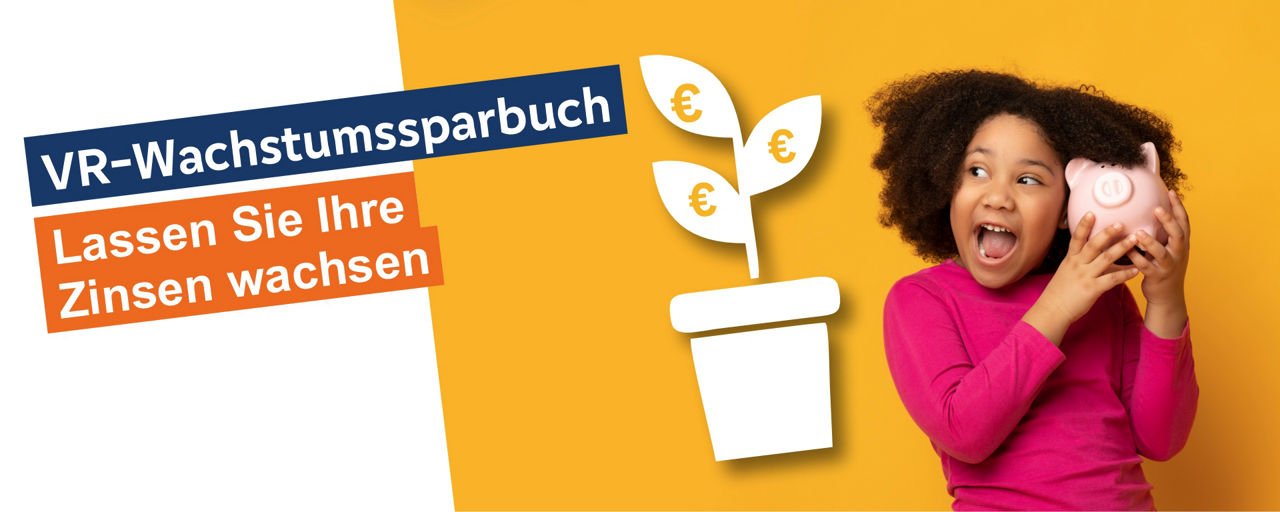 Eine lächelnde Frau sitzt vor einem Blumenbeet und telefoniert