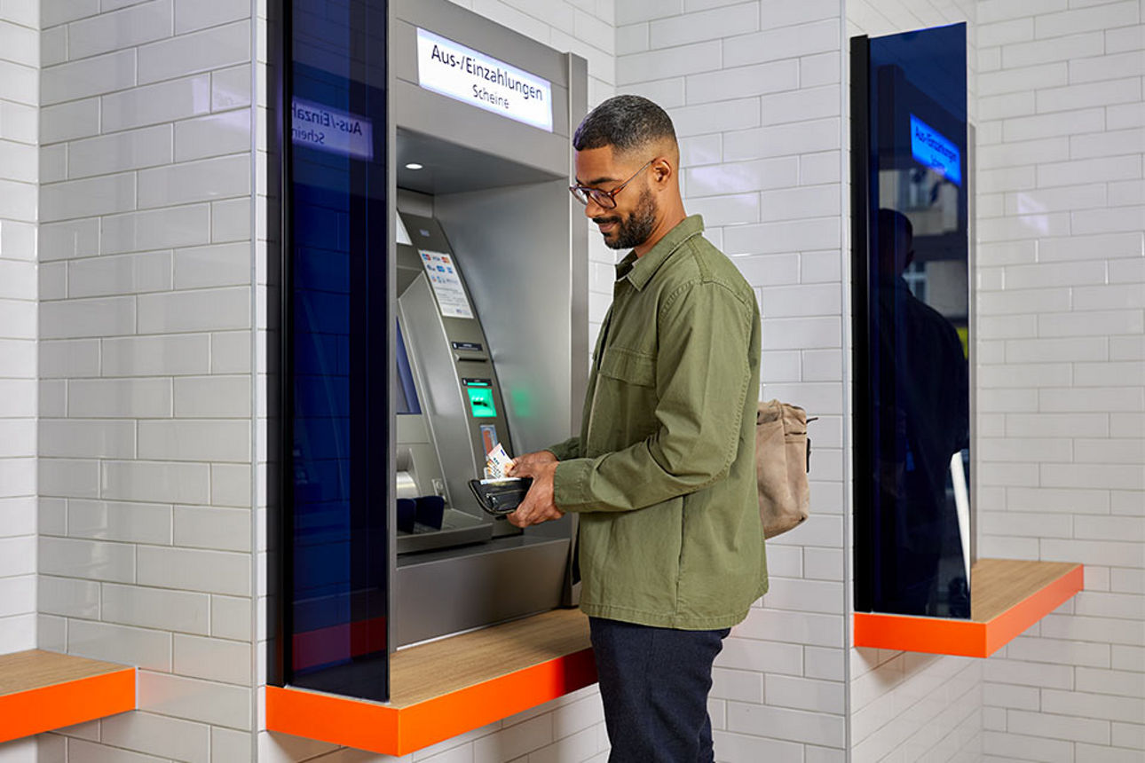 Bild Startseite Mann am SB-Gerät