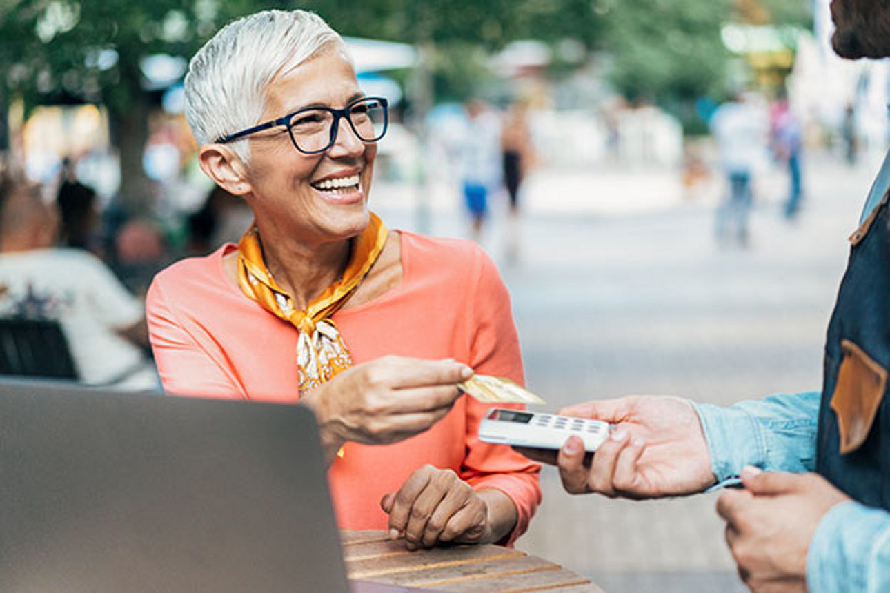 Frau Bezahlt mit Karte
