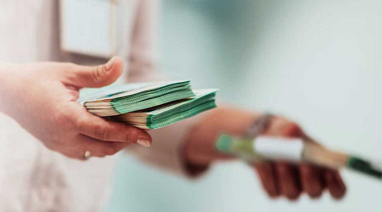 Bargeldservice Hände mit Geldscheinen in der Hand