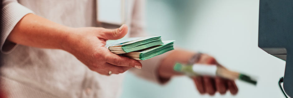 Eine Person hält eine Handvoll Bargeld