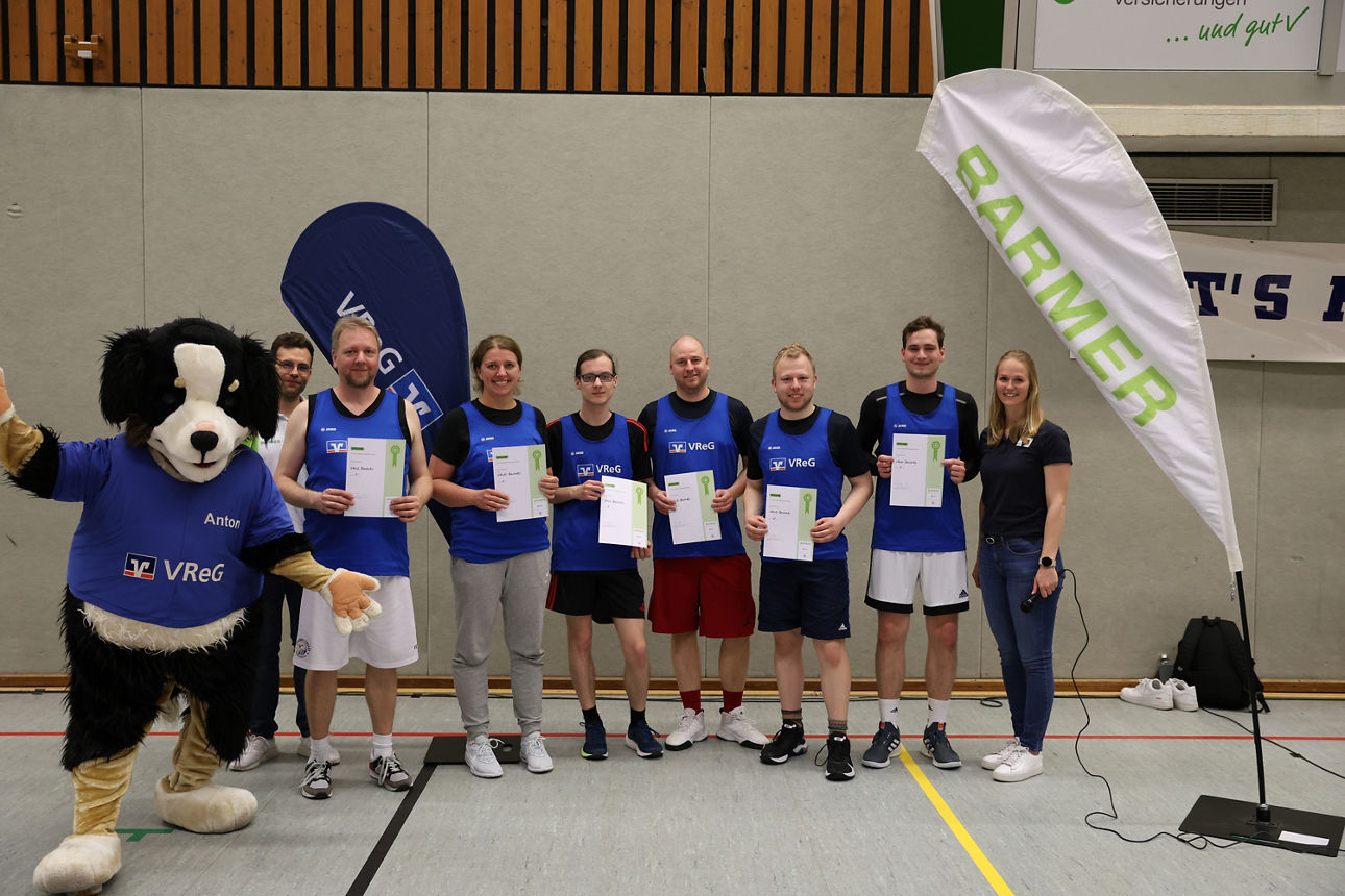 Barmer VReG Basketballchallenge: Maskottchen Bankhund Anton mit dem VReG-Team