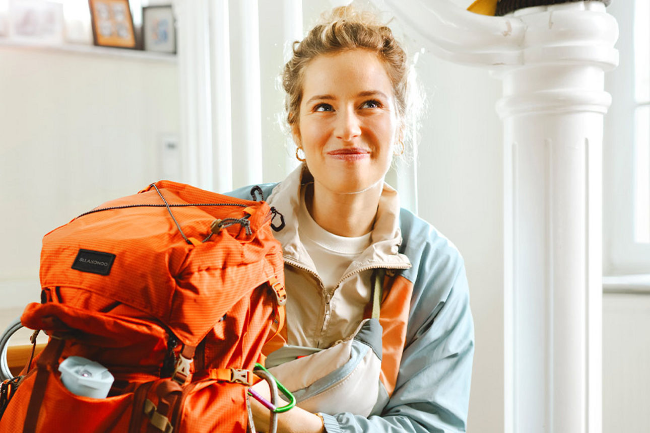 Junge Frau mit Rucksack