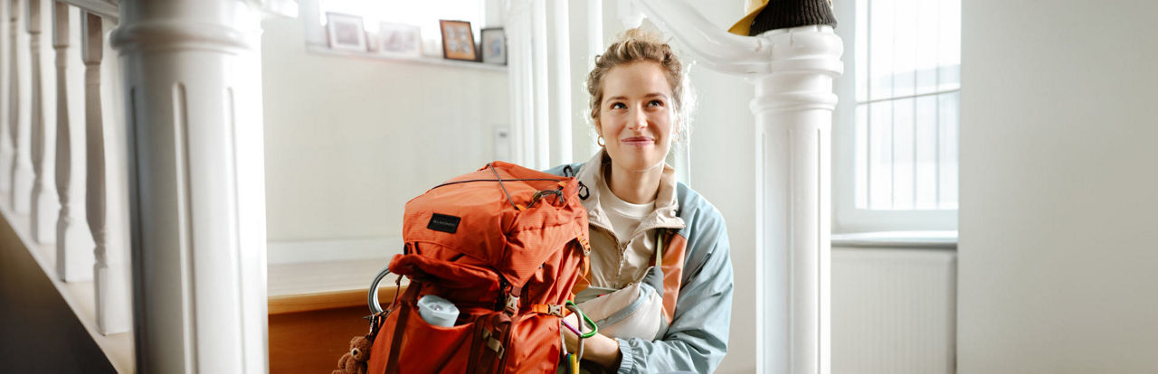 Junge Frau mit Rucksack