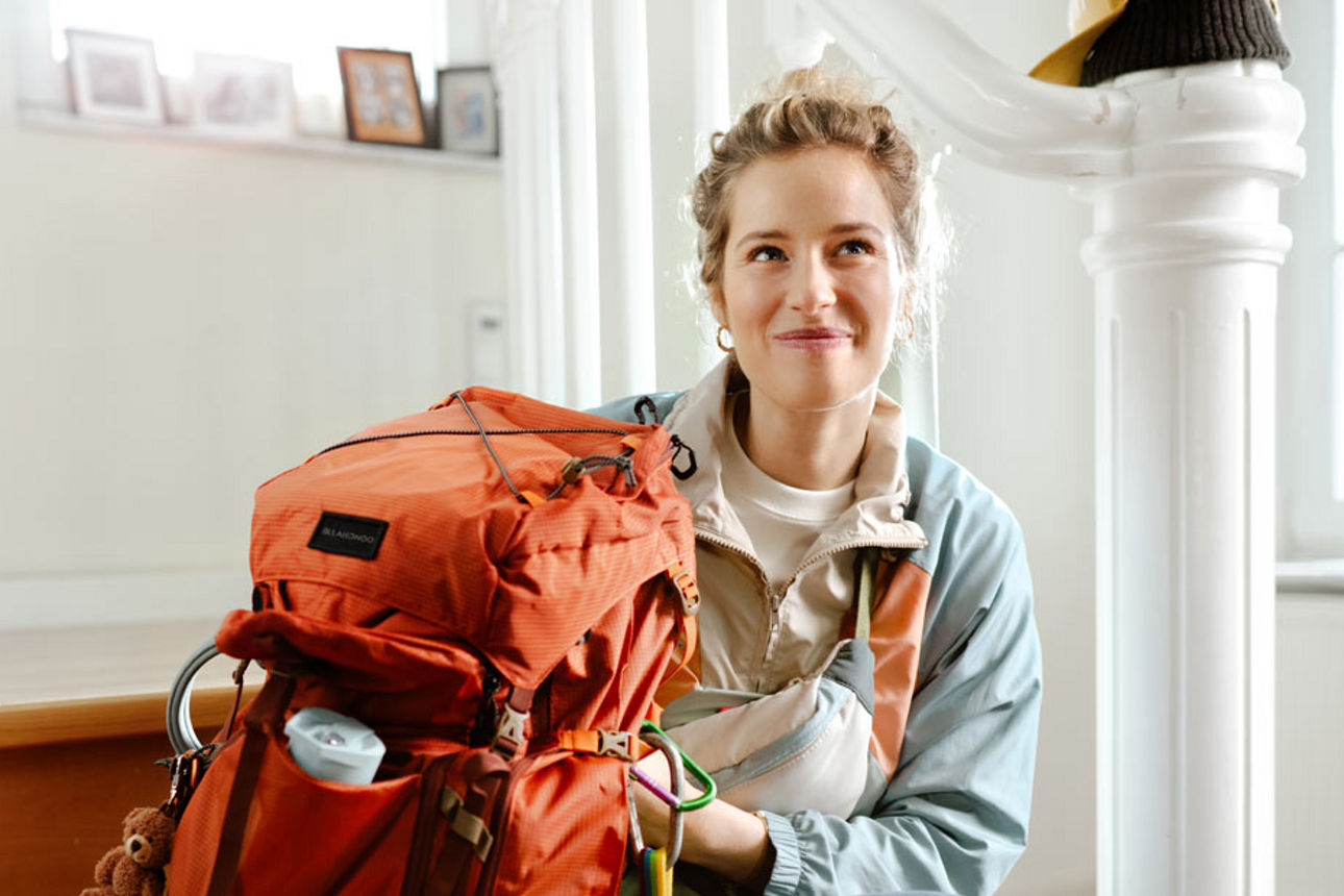 Junge Frau mit Rucksack