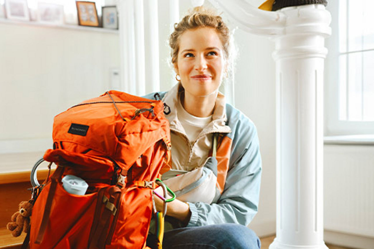 Junge Frau mit Backpacking-Rucksackck
