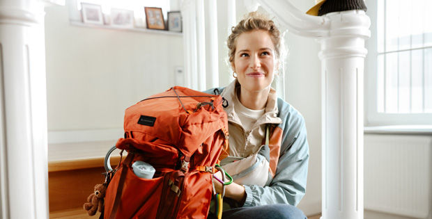 Frau mit rotem Rucksack