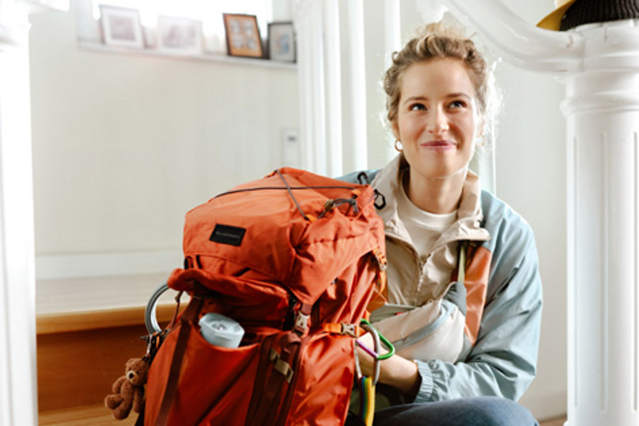 Frau mit rotem Rucksack